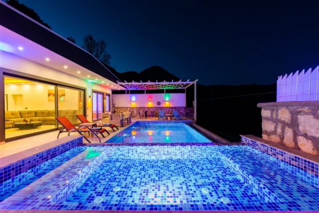 Bahçe Havuzlar Gece Kaş Kiralık Villa Aspava